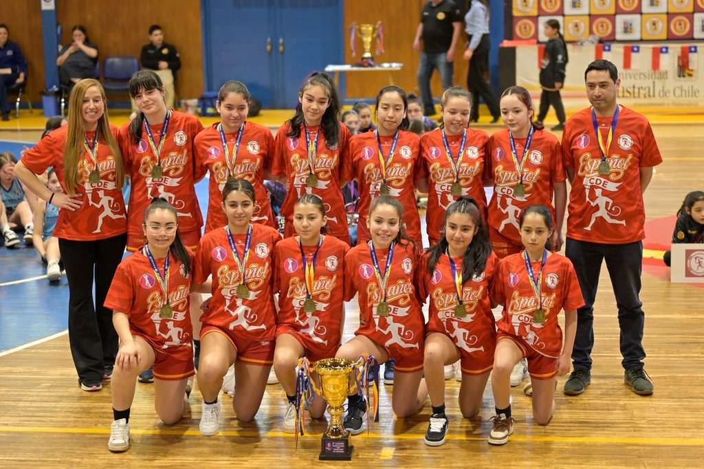 Equipo de basquetbol femenino U-13 de Espanol de Osorno celebrando el vicecampeonato de la Liga Femisur