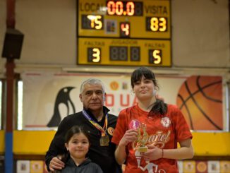 Equipo de basquetbol femenino U-13 de Espanol de Osorno celebrando el vicecampeonato de la Liga Femisur