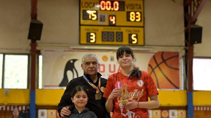 Equipo de basquetbol femenino U-13 de Espanol de Osorno celebrando el vicecampeonato de la Liga Femisur