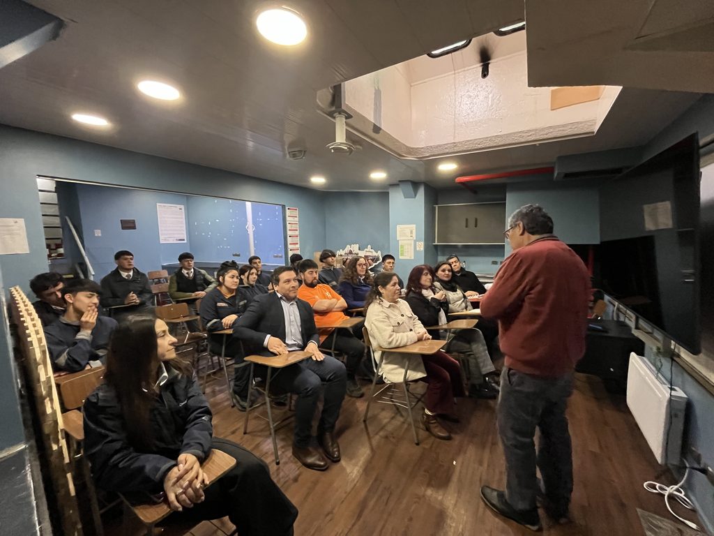 Estudiantes del Instituto del Mar navegando en el buque Capitán Williams en Chonchi