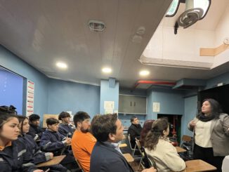 Estudiantes del Instituto del Mar navegando en el buque Capitán Williams en Chonchi