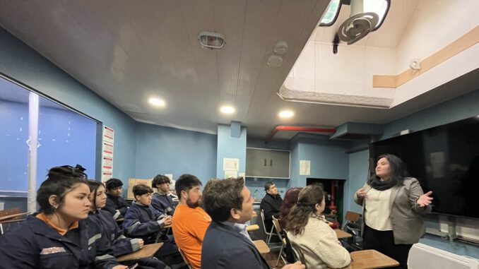 Estudiantes del Instituto del Mar navegando en el buque Capitán Williams en Chonchi