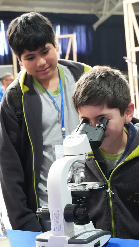 Estudiantes presentando proyectos tecnológicos e innovadores en la Universidad San Sebastián