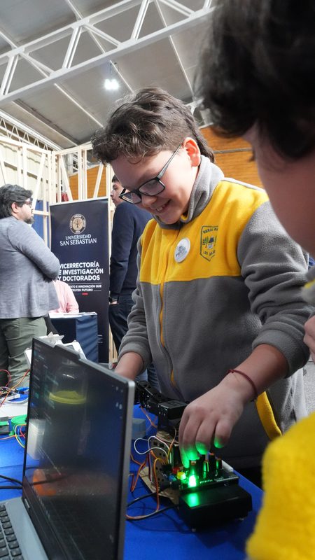 Estudiantes presentando proyectos tecnológicos e innovadores en la Universidad San Sebastián