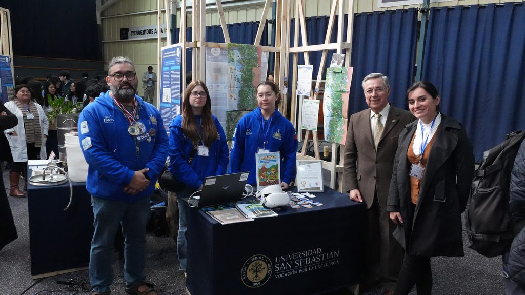 Estudiantes presentando proyectos tecnológicos e innovadores en la Universidad San Sebastián
