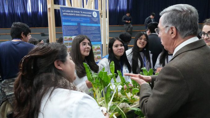 Estudiantes presentando proyectos tecnológicos e innovadores en la Universidad San Sebastián