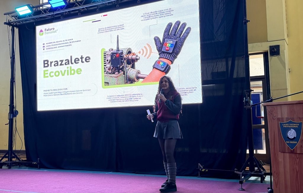 Estudiantes del Liceo Técnico Profesional de Río Bueno presentan el brazalete inteligente Ecovibe para la seguridad forestal