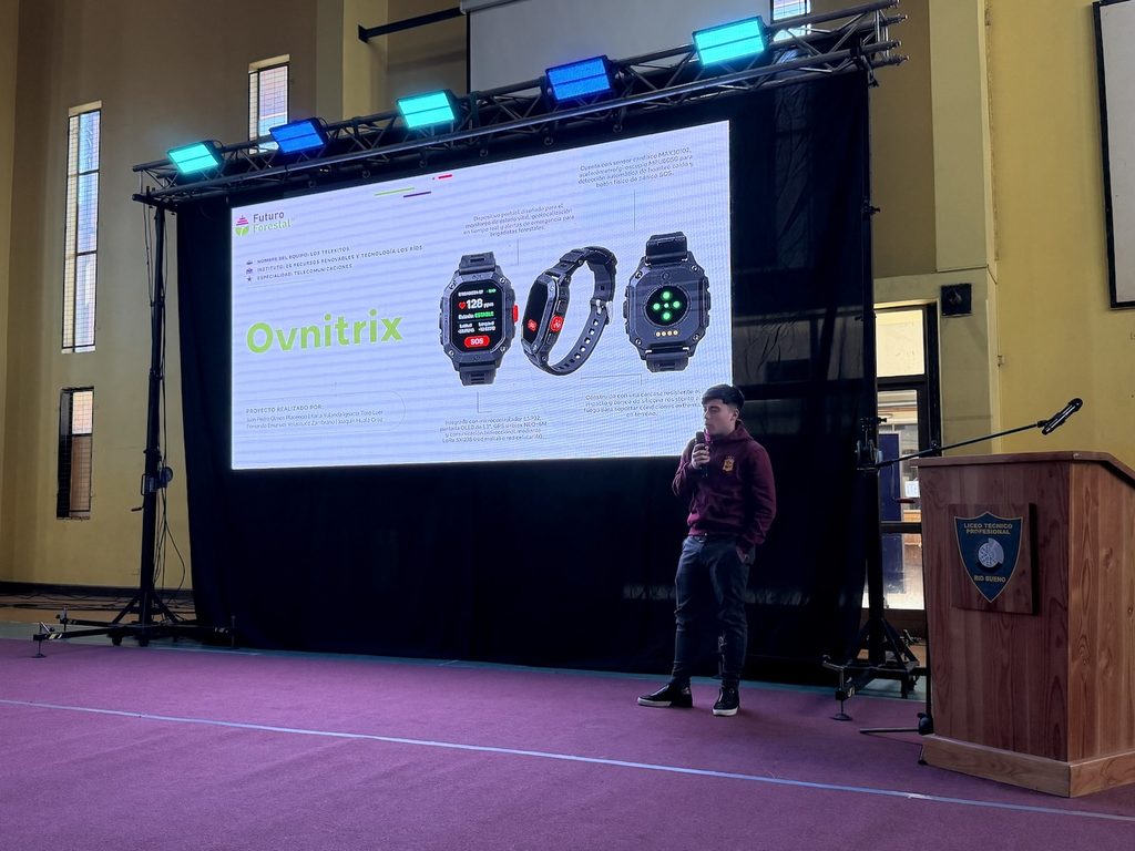 Estudiantes del Liceo Técnico Profesional de Río Bueno presentan el brazalete inteligente Ecovibe para la seguridad forestal