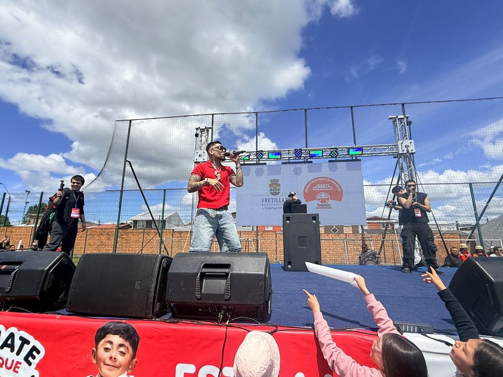 Multitudinaria asistencia de más de 3 mil personas en el Estadio Municipal de Frutillar durante la Caravana Teletón.