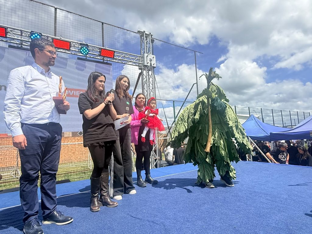 Multitudinaria asistencia de más de 3 mil personas en el Estadio Municipal de Frutillar durante la Caravana Teletón.