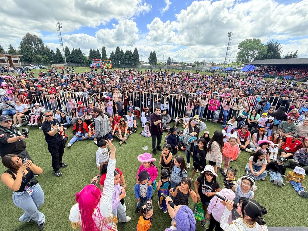 Multitudinaria asistencia de más de 3 mil personas en el Estadio Municipal de Frutillar durante la Caravana Teletón.