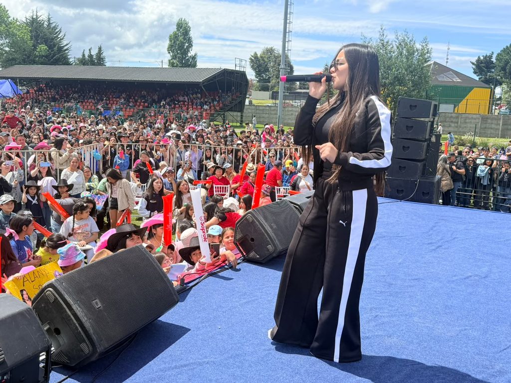 Multitudinaria asistencia de más de 3 mil personas en el Estadio Municipal de Frutillar durante la Caravana Teletón.