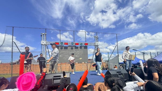 Multitudinaria asistencia de más de 3 mil personas en el Estadio Municipal de Frutillar durante la Caravana Teletón.