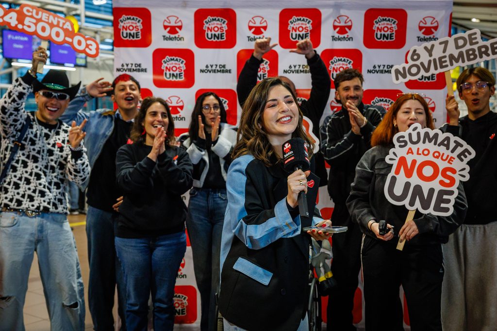 Artistas y animadores en la inauguracion de la Gira Teletón 2026 rumbo a Arica