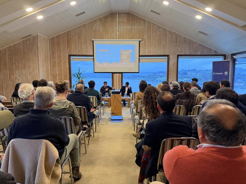 Presentacion de la revista Raices sobre la soledad en Chile organizada por IdeaPais en Puerto Varas
