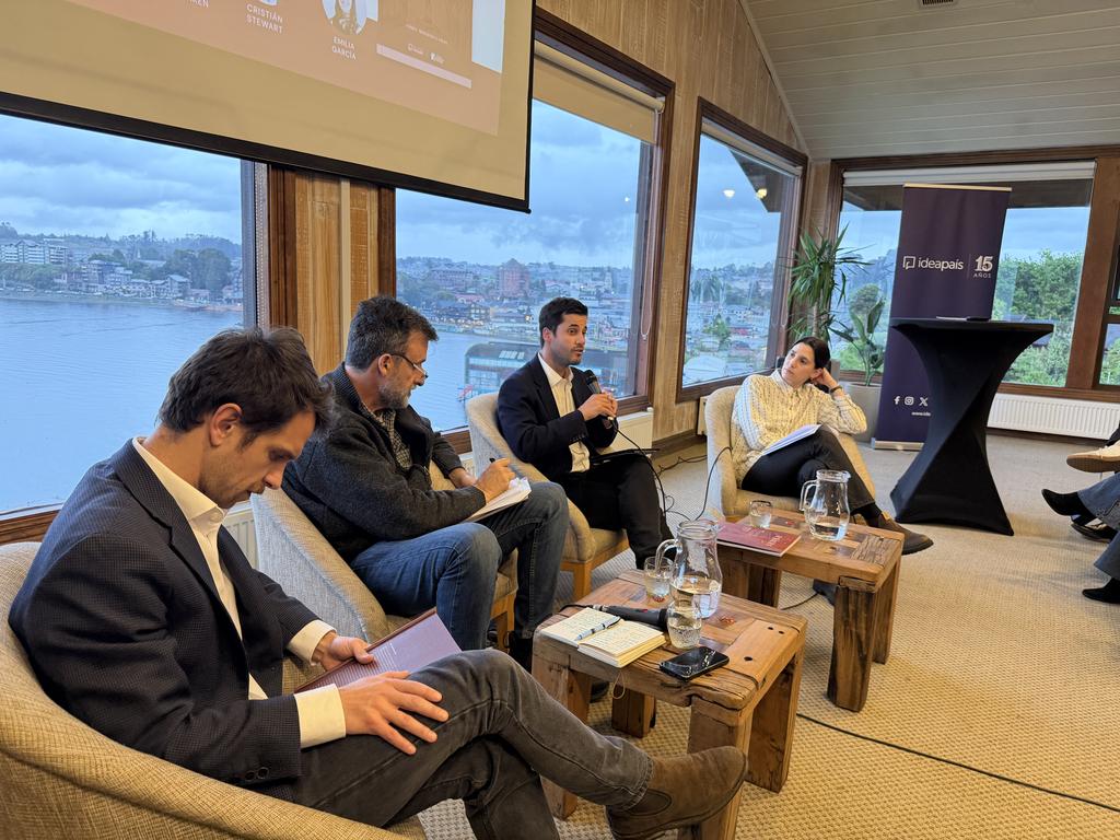 Presentacion de la revista Raices sobre la soledad en Chile organizada por IdeaPais en Puerto Varas