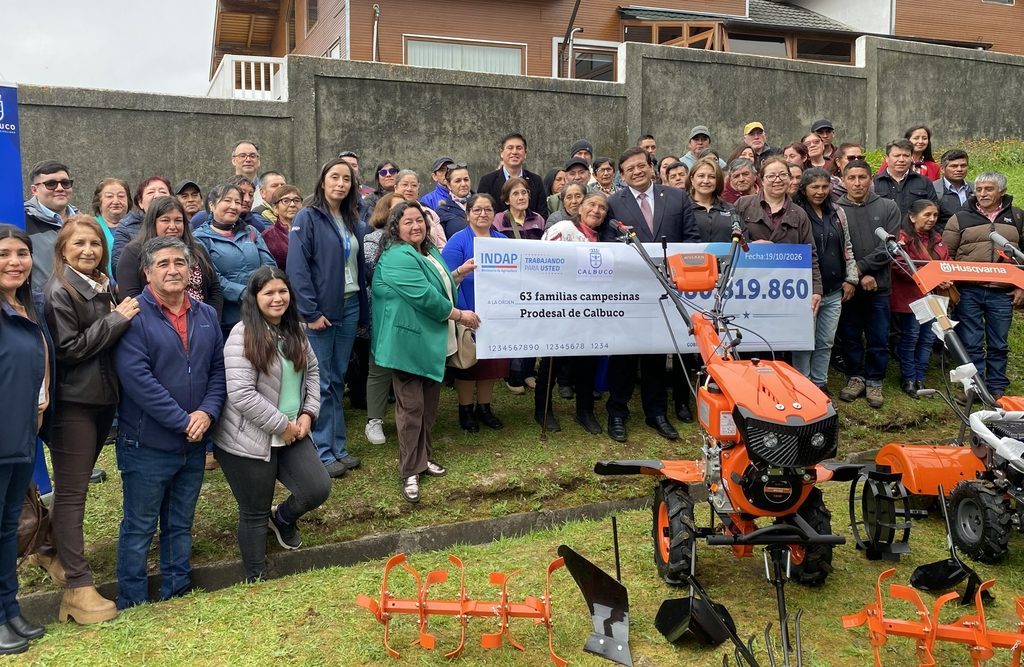 Agricultores de Calbuco recibiendo fondos de INDAP para proyectos agrícolas
