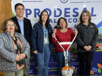 Agricultores de Calbuco recibiendo fondos de INDAP para proyectos agrícolas