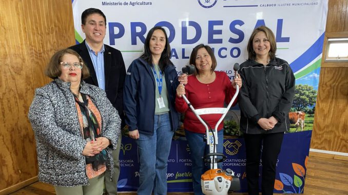 Agricultores de Calbuco recibiendo fondos de INDAP para proyectos agrícolas
