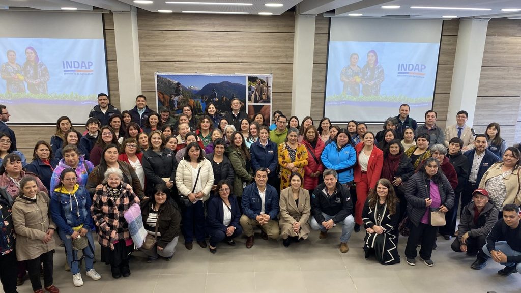 Autoridades y mujeres rurales en el lanzamiento del nuevo modelo de apoyo productivo de INDAP en la Región de Los Lagos