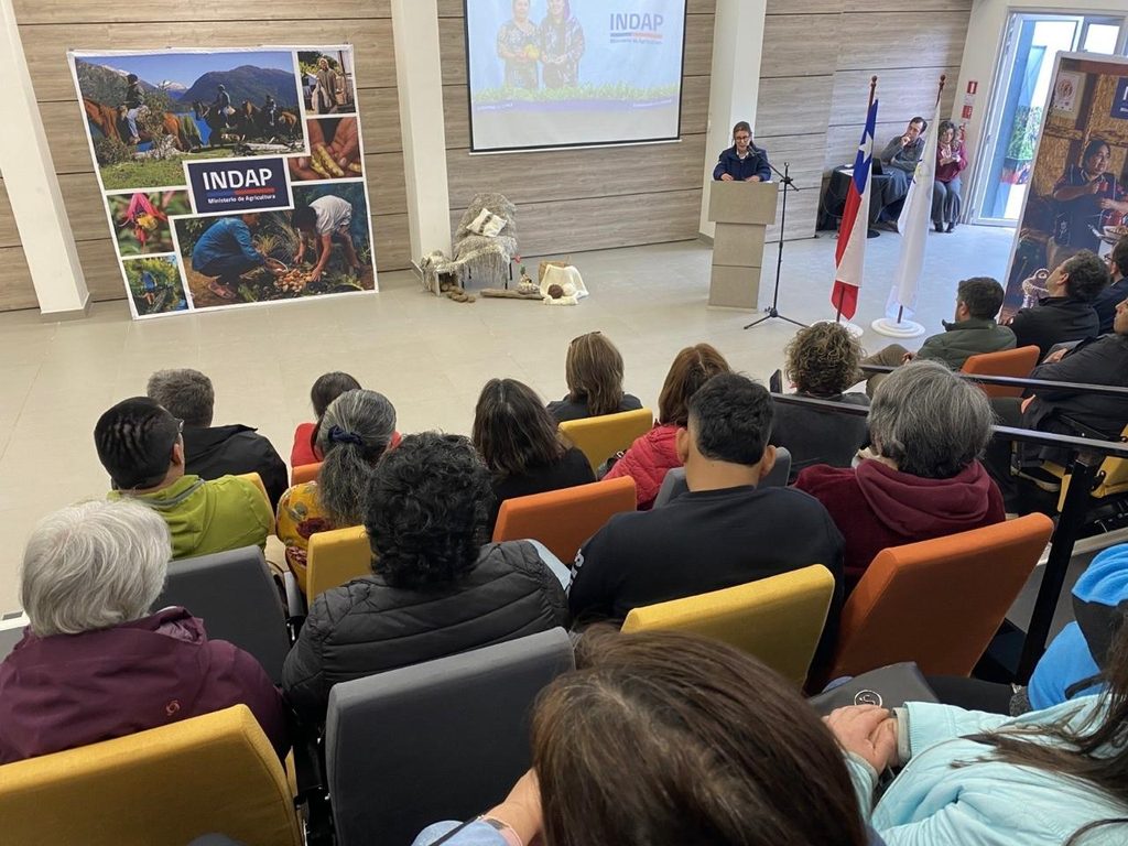 Autoridades y mujeres rurales en el lanzamiento del nuevo modelo de apoyo productivo de INDAP en la Región de Los Lagos