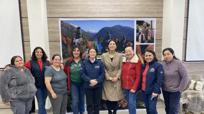 Autoridades y mujeres rurales en el lanzamiento del nuevo modelo de apoyo productivo de INDAP en la Región de Los Lagos