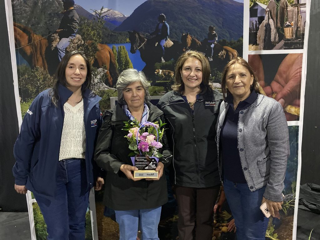 Ceremonia de reconocimiento a agricultoras de INDAP en la región de Los Lagos