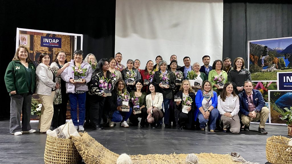 Ceremonia de reconocimiento a agricultoras de INDAP en la región de Los Lagos