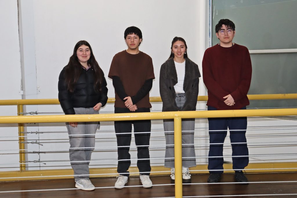 Estudiantes y académicos trabajando en el diseño del nuevo Ecoparque Turístico Cascadas de la Universidad de Los Lagos.