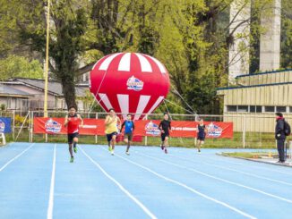 Atletas compitiendo en la pista atlética durante el Interescolar Mixto de Atletismo Soprole en Puerto Montt
