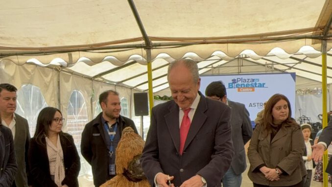 Asistentes en la Plaza del Bienestar de Caja La Araucana en Chiloé accediendo a servicios gratuitos