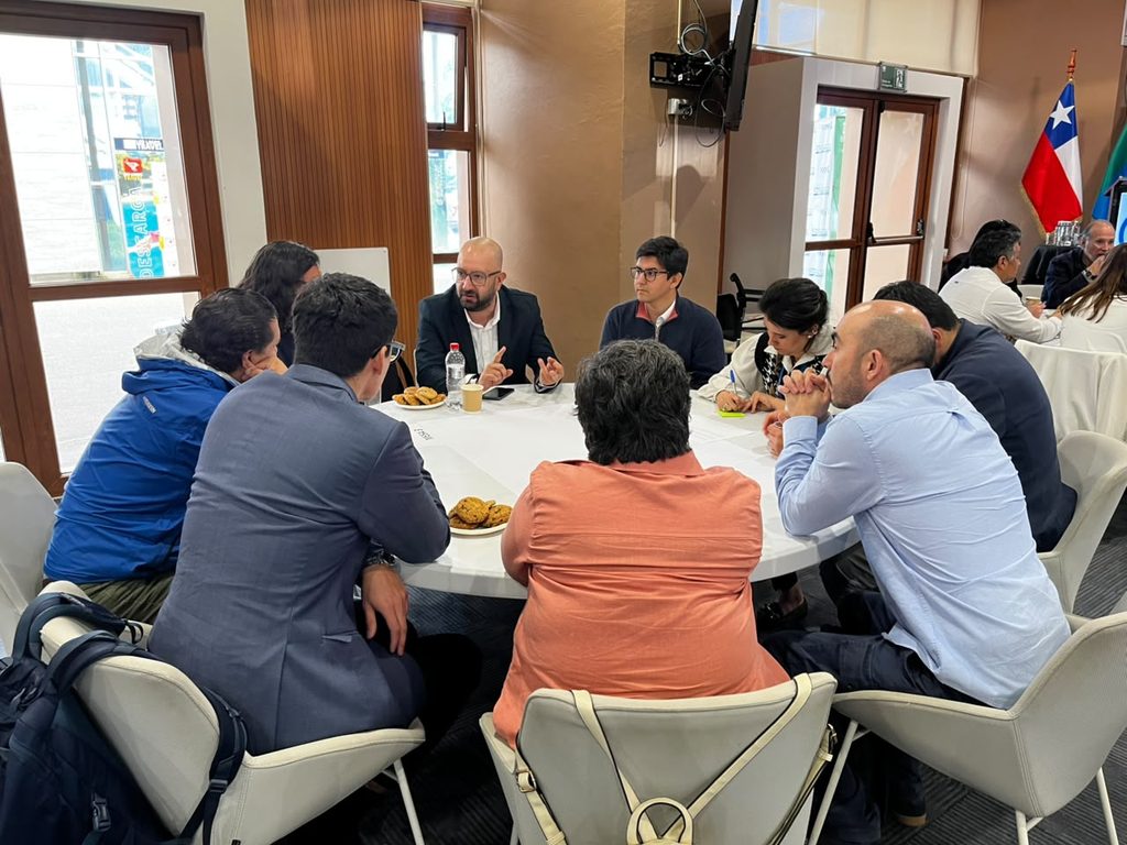 Reunión de la Mesa Regional de Capital Humano en Energía en la región de Los Lagos con autoridades y representantes.