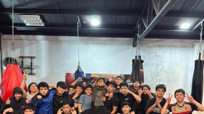Jóvenes entrenando en la nueva escuela de boxeo RAN Boxing en Rahue Alto Norte