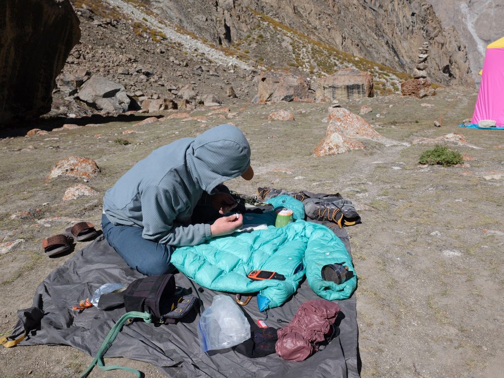 Persona reparando una prenda de ropa en una tienda de Patagonia durante una jornada gratuita