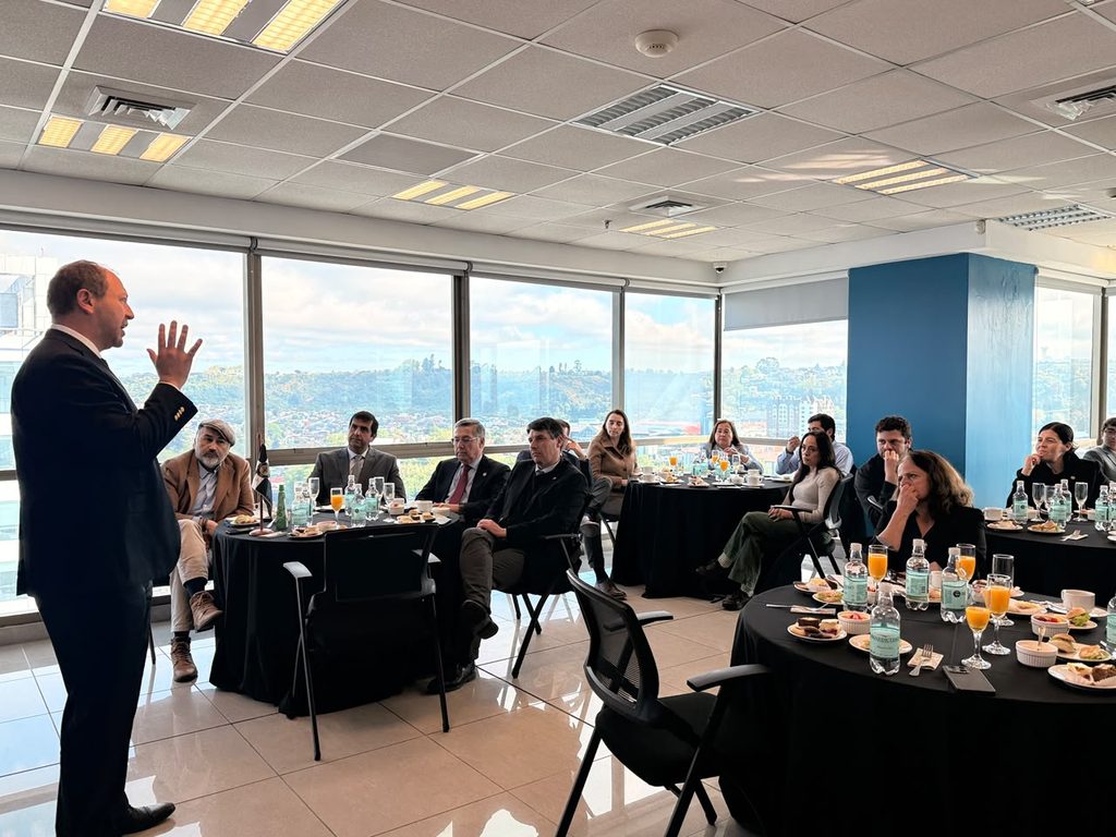 Conversatorio sobre proyecciones economicas y empleo en la region de Los Lagos organizado por la Universidad San Sebastian en Puerto Montt.