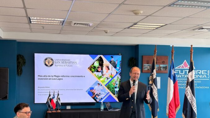 Conversatorio sobre proyecciones economicas y empleo en la region de Los Lagos organizado por la Universidad San Sebastian en Puerto Montt.