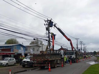 Operarios de Saesa realizando trabajos de mejoramiento en la red electrica de la provincia de Osorno