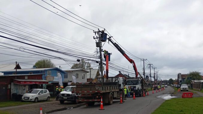 Operarios de Saesa realizando trabajos de mejoramiento en la red electrica de la provincia de Osorno