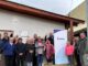 Vecinos y dirigentes participan en la inauguración de la nueva iluminación LED en la sede comunitaria de Bahía Mansa junto a ejecutivos de Saesa.