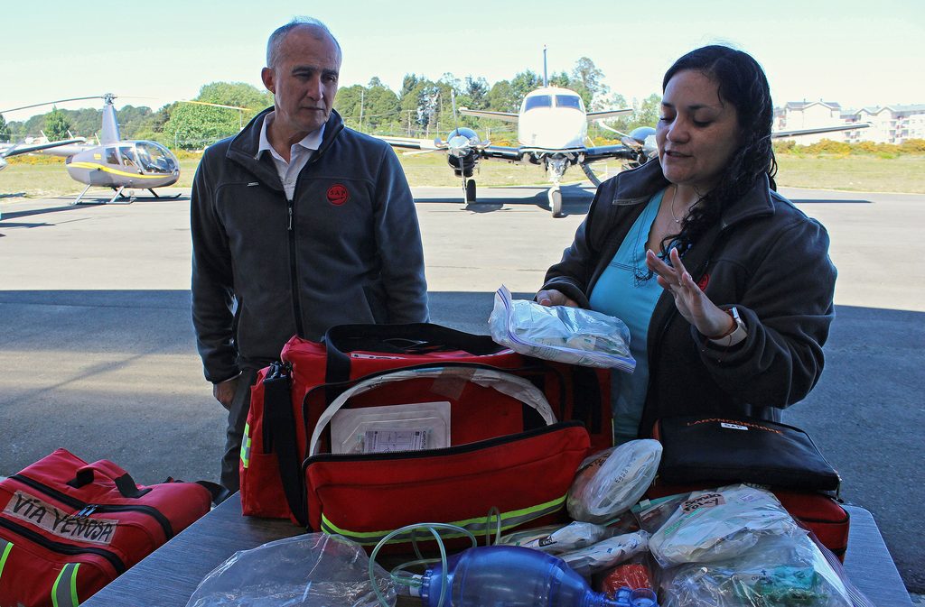Avioneta ambulancia aérea en la pista lista para el traslado de pacientes críticos en el sur de Chile