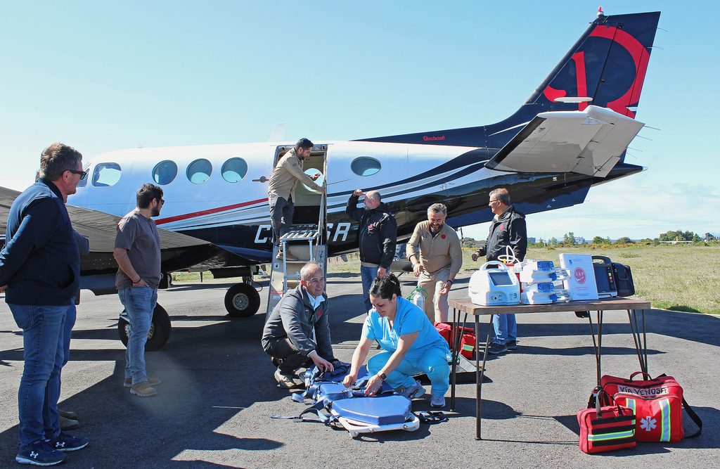 Avioneta ambulancia aérea en la pista lista para el traslado de pacientes críticos en el sur de Chile