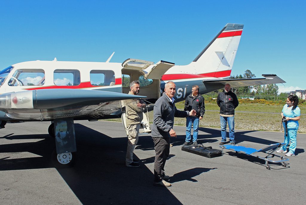 Avioneta ambulancia aérea en la pista lista para el traslado de pacientes críticos en el sur de Chile