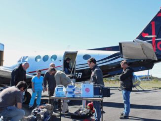 Avioneta ambulancia aérea en la pista lista para el traslado de pacientes críticos en el sur de Chile