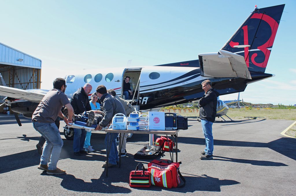 Avioneta ambulancia aérea en la pista lista para el traslado de pacientes críticos en el sur de Chile