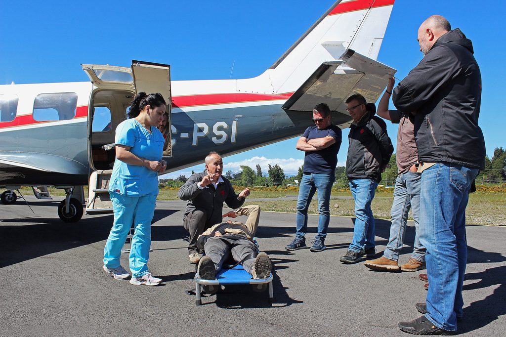 Avioneta ambulancia aérea en la pista lista para el traslado de pacientes críticos en el sur de Chile