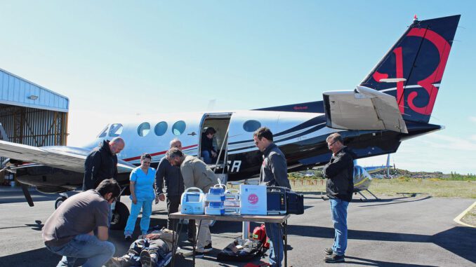 Avioneta ambulancia aérea en la pista lista para el traslado de pacientes críticos en el sur de Chile