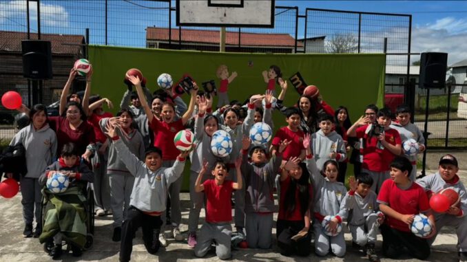 Entrega de implementos deportivos de Soprole en la Escuela Rural Folilco en Los Lagos