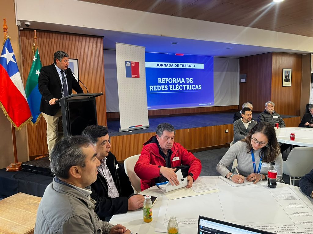 Subsecretario de Energia liderando la mesa interregional de la Reforma de Redes Electricas en Puerto Montt