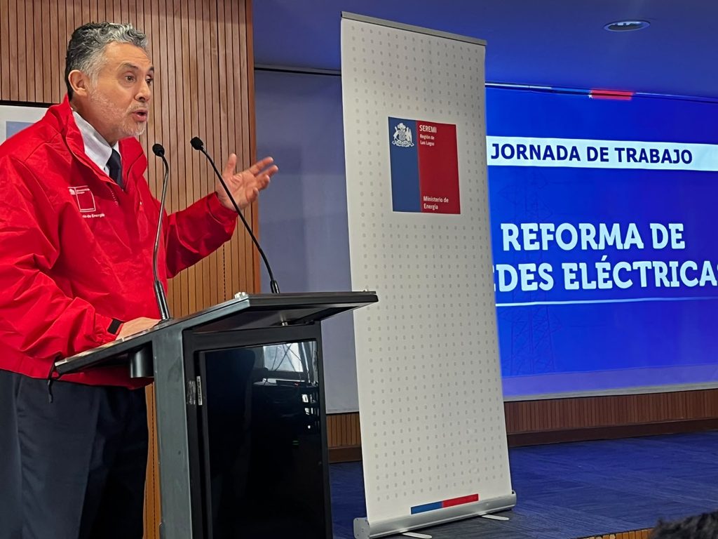 Subsecretario de Energia liderando la mesa interregional de la Reforma de Redes Electricas en Puerto Montt