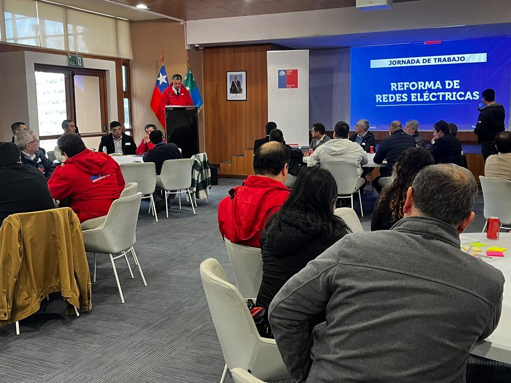 Subsecretario de Energia liderando la mesa interregional de la Reforma de Redes Electricas en Puerto Montt